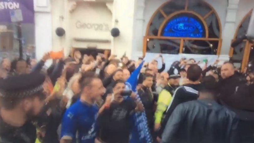 Leicester, entusiasmo alle stelle in centro per la squadra