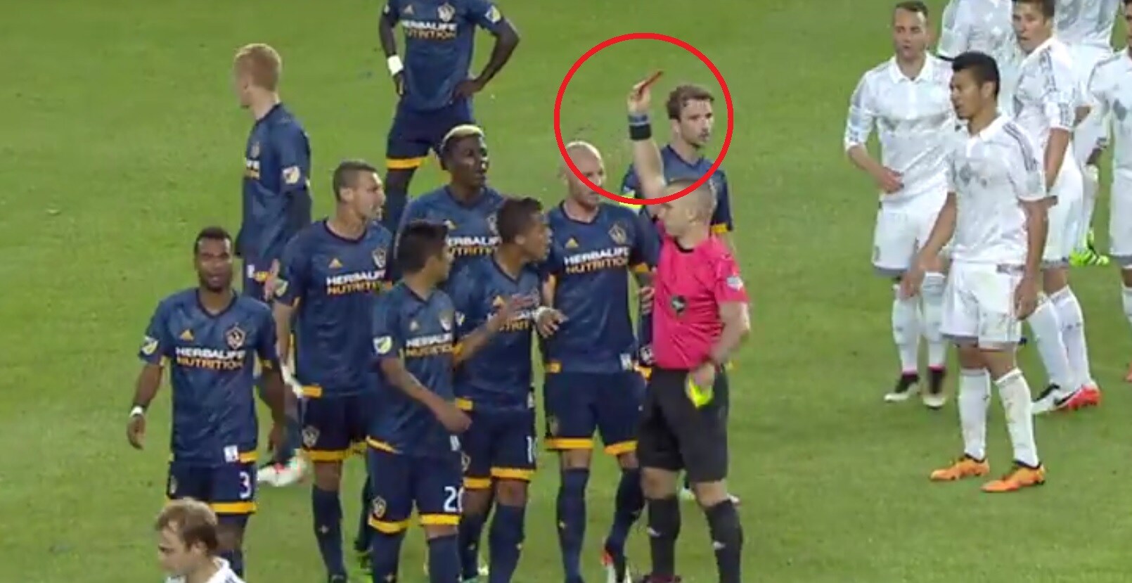 Cole, espulsione da record in MLS: due gialli in 15''