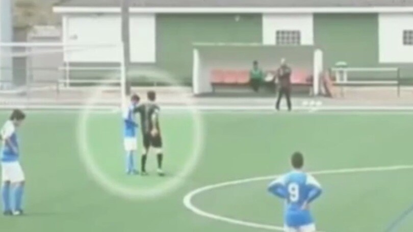 Perde 10-0, giocatore piange in campo: l'arbitro lo consola