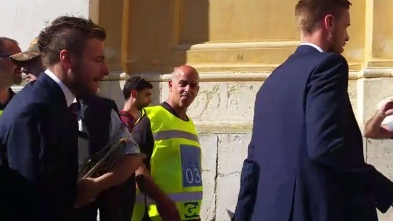 Il Torino a Superga. I tifosi cantano "Chi non salta è bianconero"