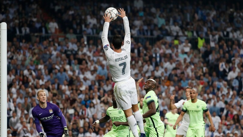 Calcio o pallamano? Ronaldo 'beccato' al Bernabeu