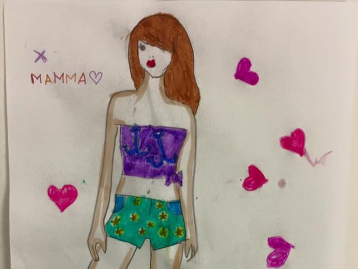I bambini festeggiano la mamma
