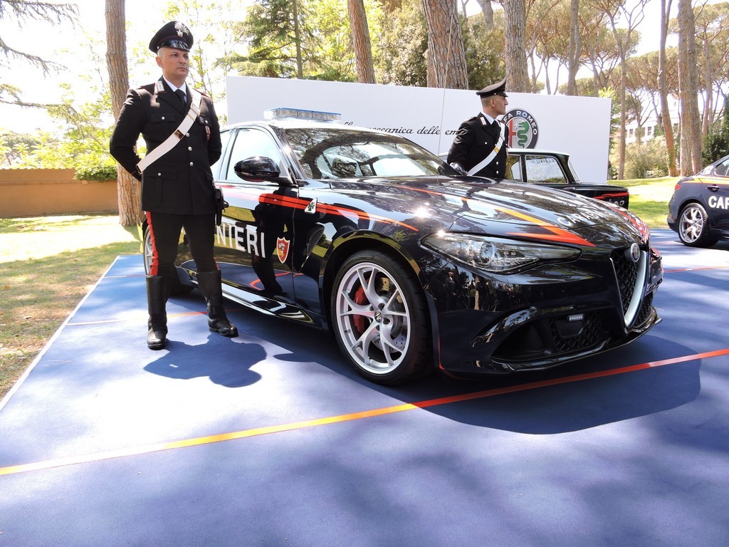 Alfa Giulia Quadrifoglio Carabinieri: foto