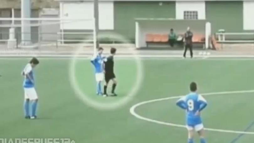 Perde 10-0 e piange. L'arbitro lo consola