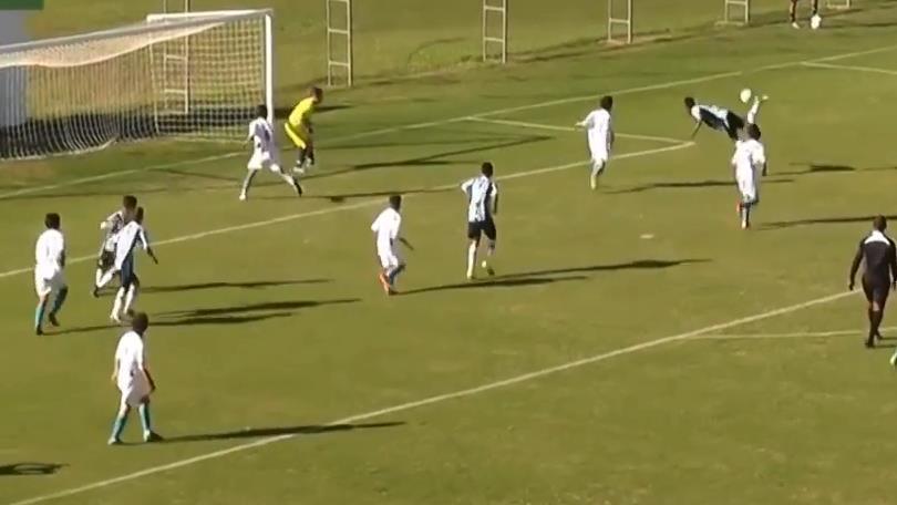 Che fenomeno, gol con lo scorpione a 14 anni!