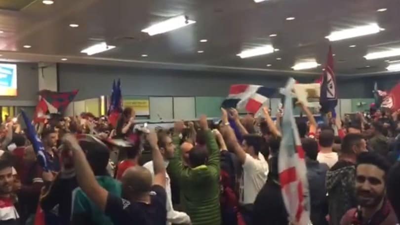 Cagliari in A, tifosi in delirio in aeroporto