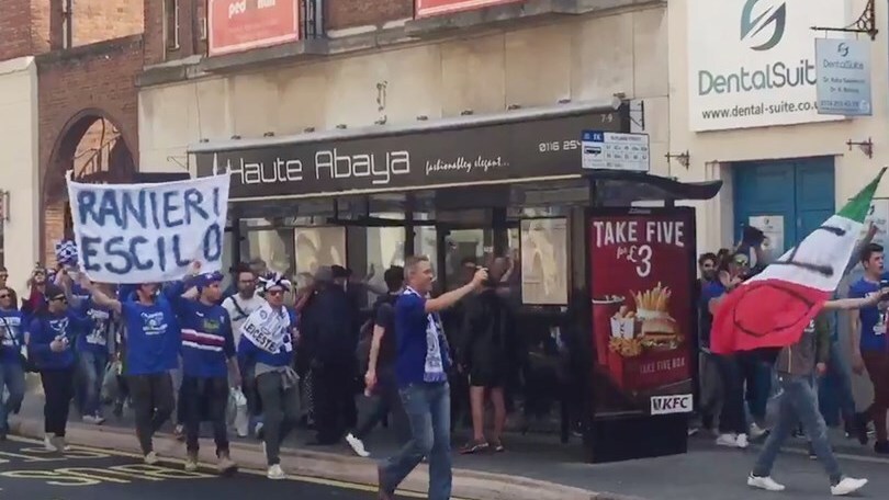 Tifosi italiani per le strade di Leicester: "Ranieri, escilo!"
