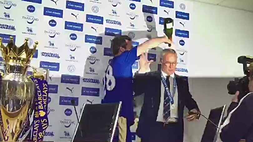 Ranieri, doccia di Champagne per festeggiare il titolo
