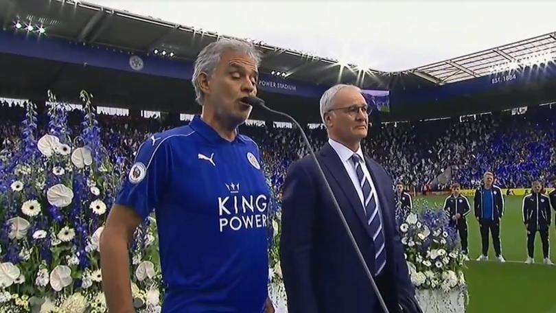 Leicester, che emozioni: Bocelli canta allo stadio accanto a Ranieri
