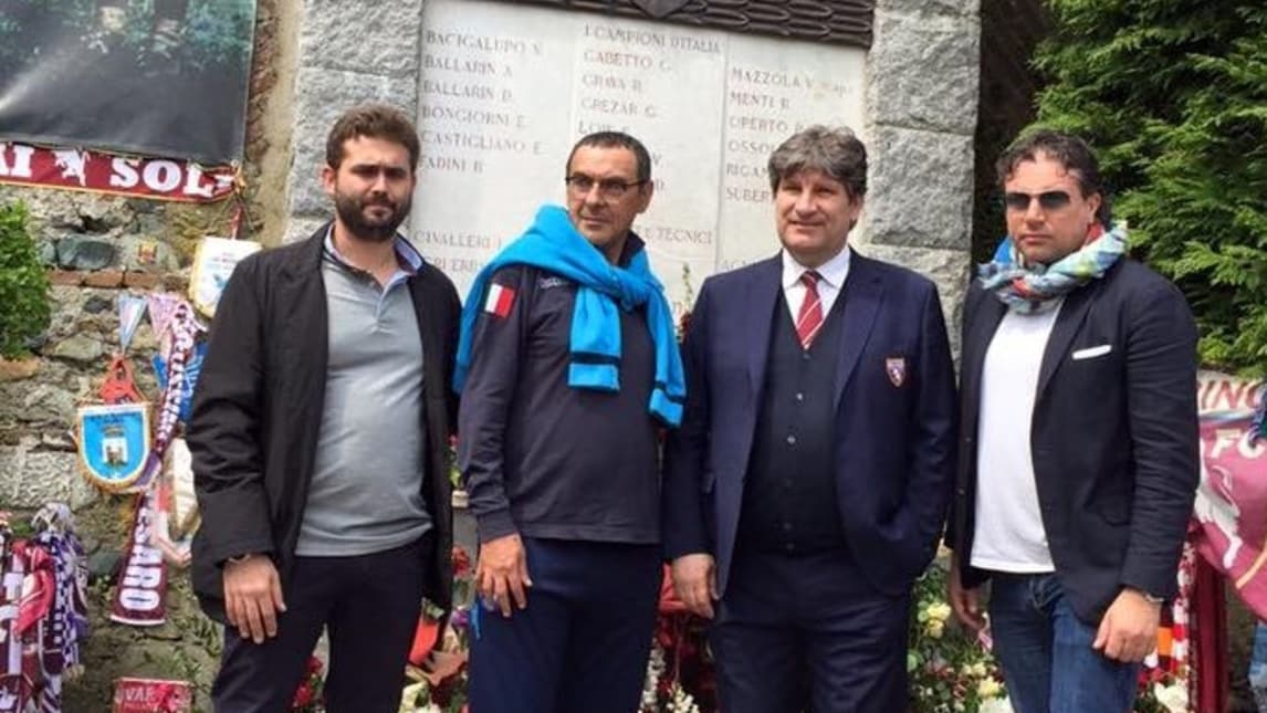 Napoli, Sarri a Superga: 31 rose per il Grande Torino