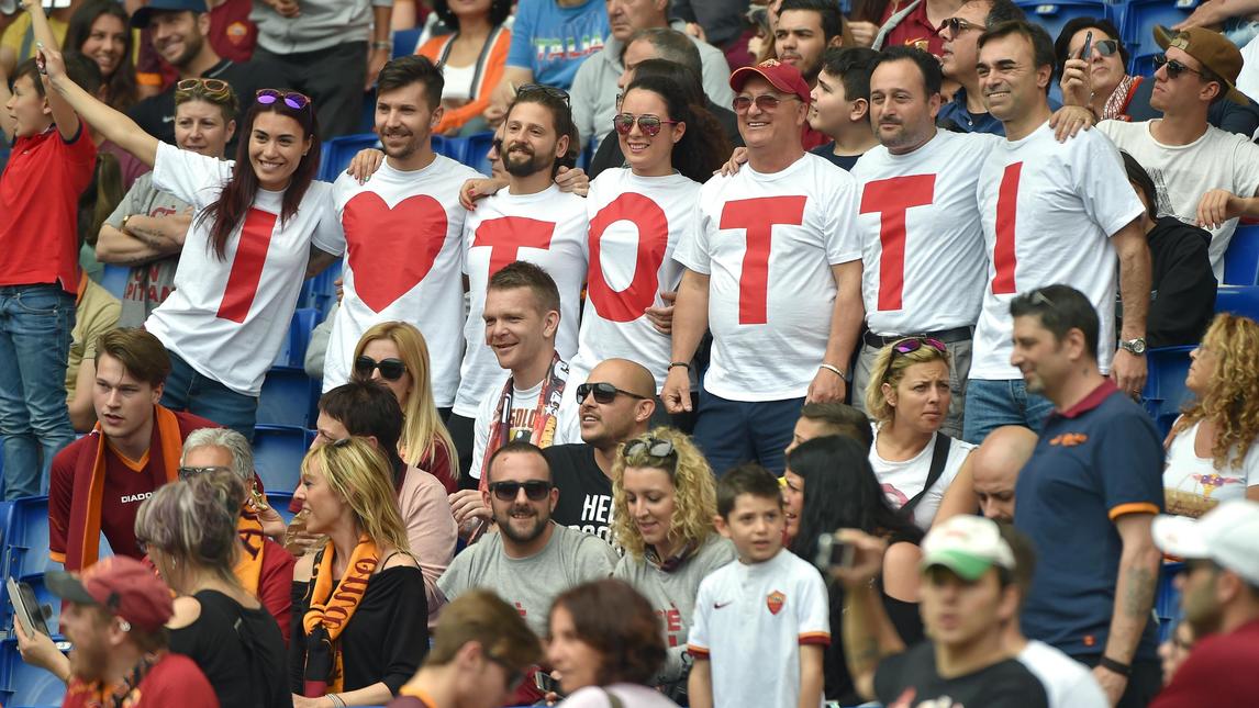 Roma-Chievo, la festa dei tifosi per le 600 di Totti