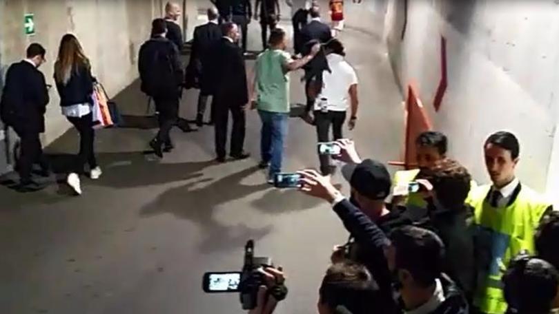 Roma, «Ci vediamo l'anno prossimo?» Totti fa segno di no