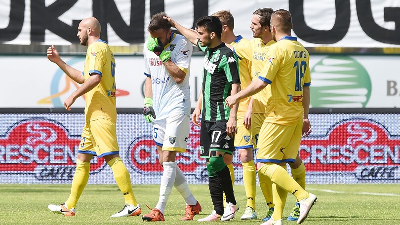 Serie A: il Frosinone retrocede in B. Carpi-Lazio 1-3, Sampdoria-Genoa 0-3, Fiorentina-Palermo 0-0
