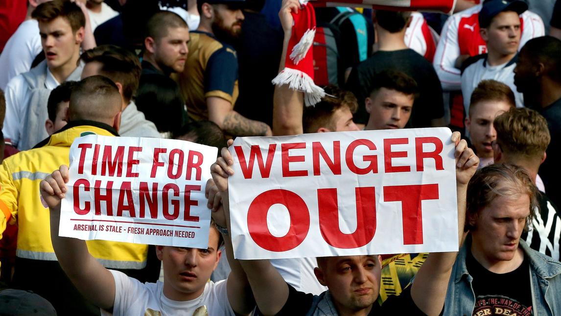 Arsenal, i tifosi contro Wenger: "E' ora di cambiare"