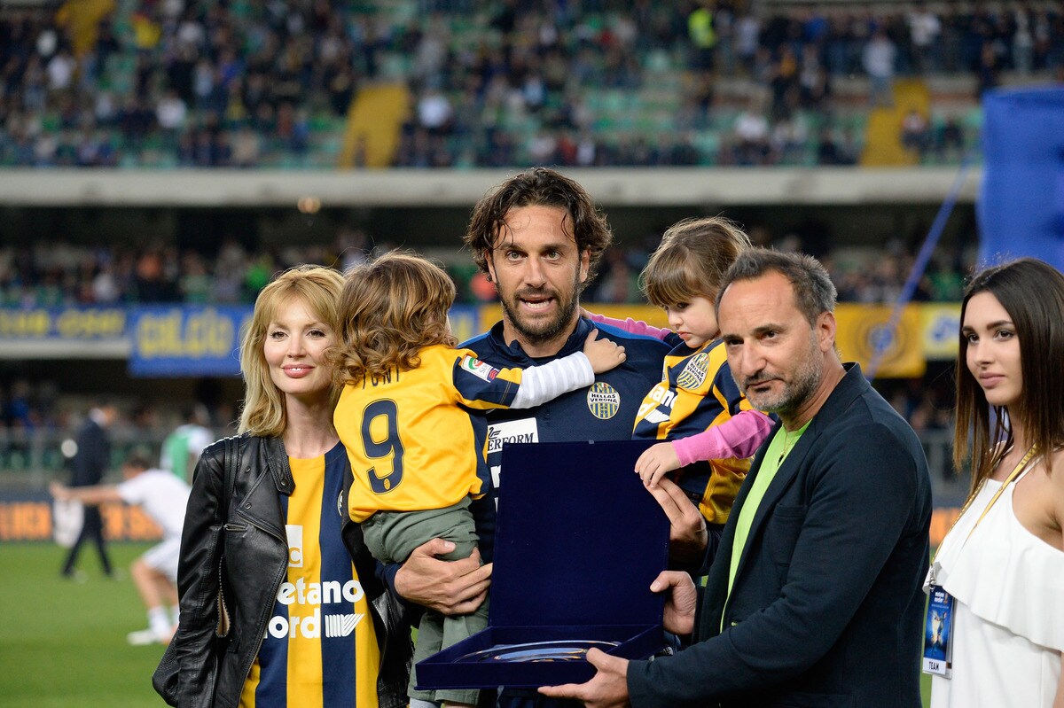 Toni a centrocampo con la famiglia nel giorno del suo addio alla Serie A