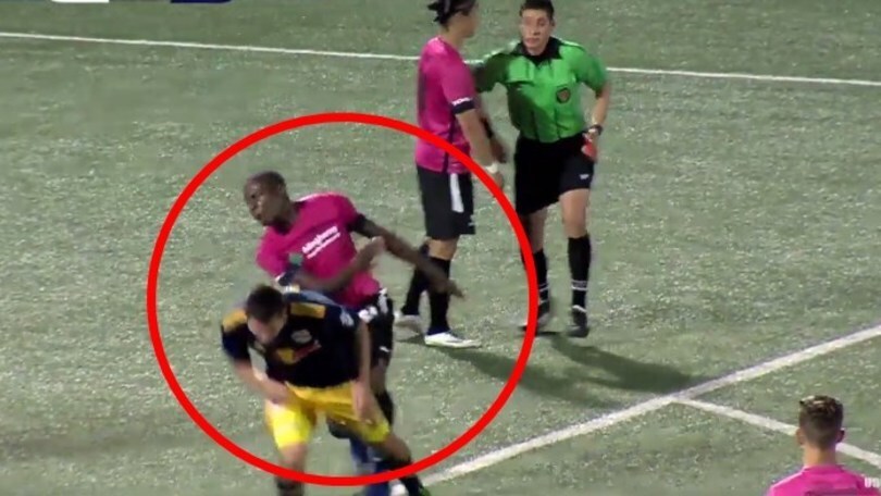 Calcio all'avversario davanti all'arbitro: espulsione choc