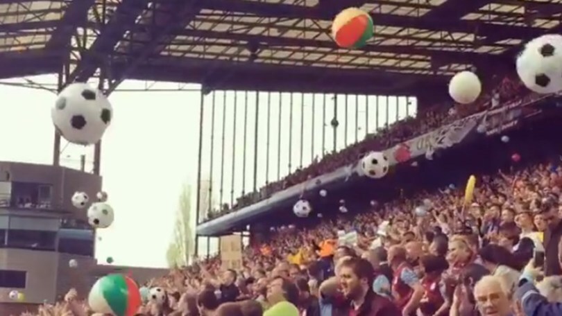 Palloni e giochi gonfiabili in campo: l'insolita protesta dei tifosi dell'Aston Villa
