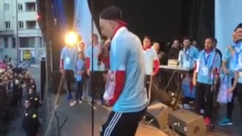 Ceeltaa Vigoo! Oh-oh. Guidetti e Bongonda rapper improvvisati