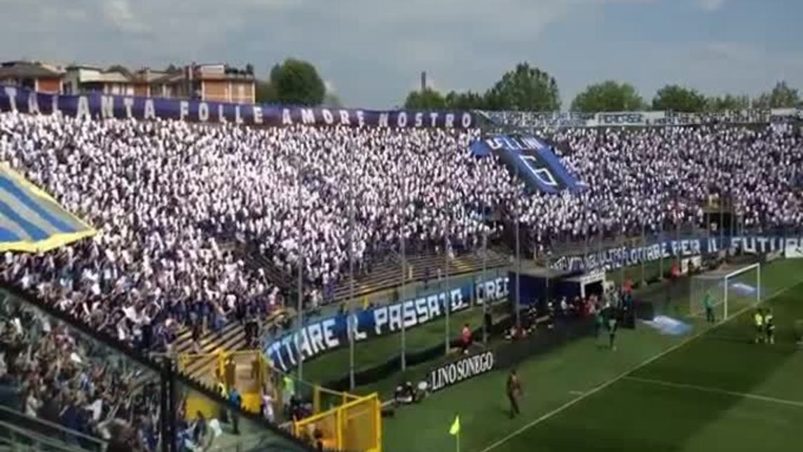 La curva dell'Atalanta saluta Bellini