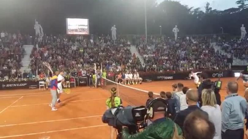 ‘Tennis with Stars', Florenzi invade il campo! Totti non ci sta e contesta il punto...