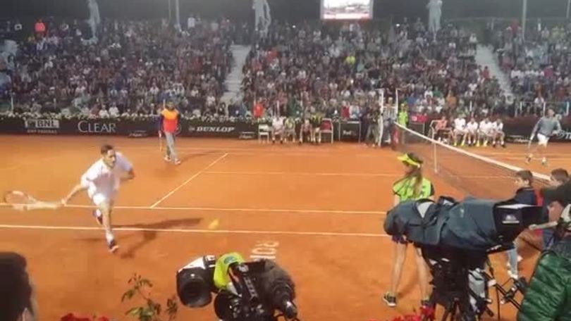 'Tennis with Stars', Totti scherza: "Non ho mai fatto uno scatto così!"