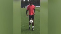 A Vinovo Pogba palleggia e si diverte