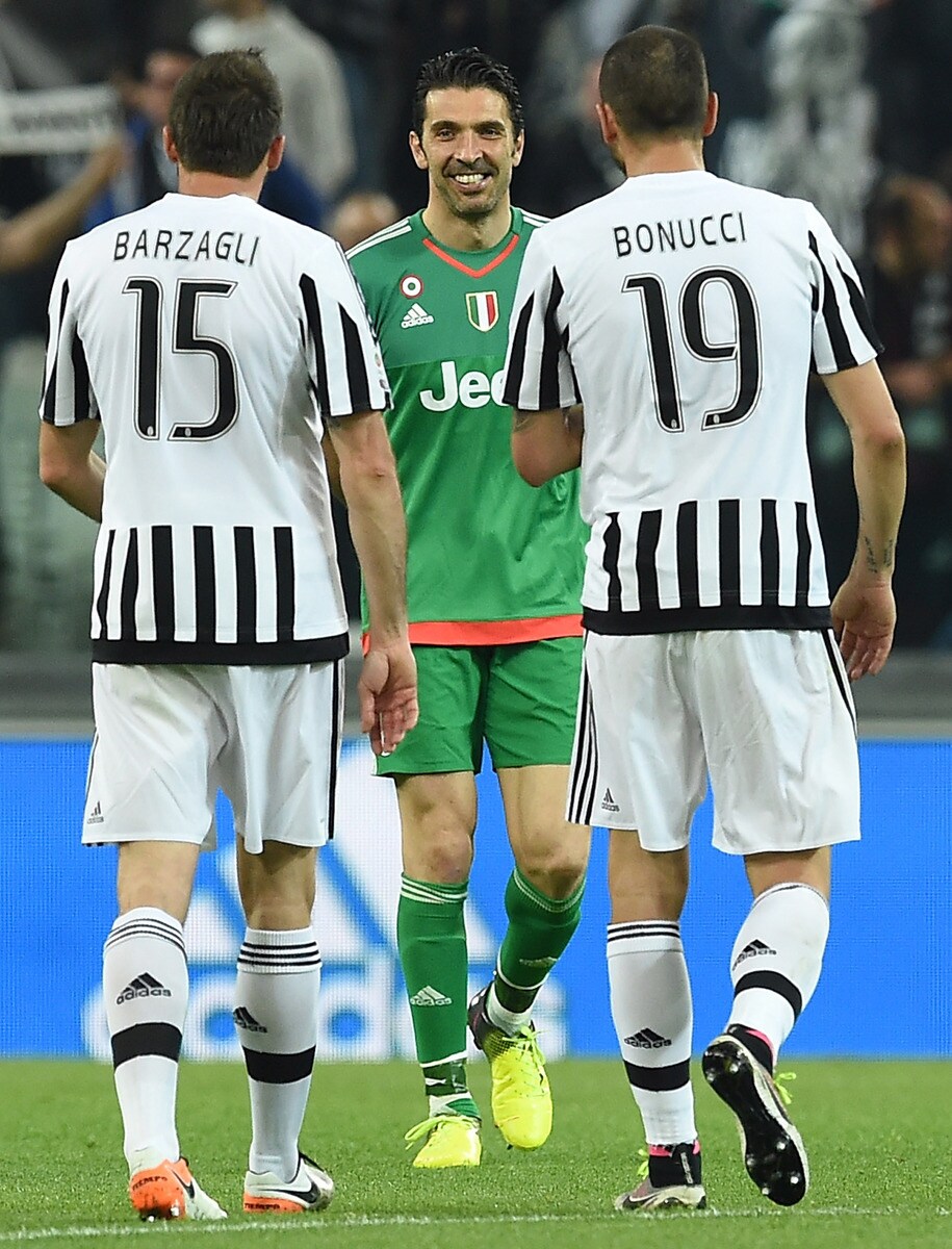 Serie A Juventus, Buffon e Barzagli rinnovano fino al 2018