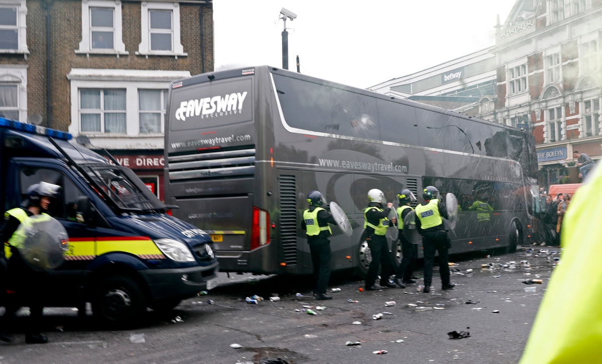 Premier League, assalto al pullman dello United fuori lo stadio del West Ham. Ecco la reazione di Rooney e compagni