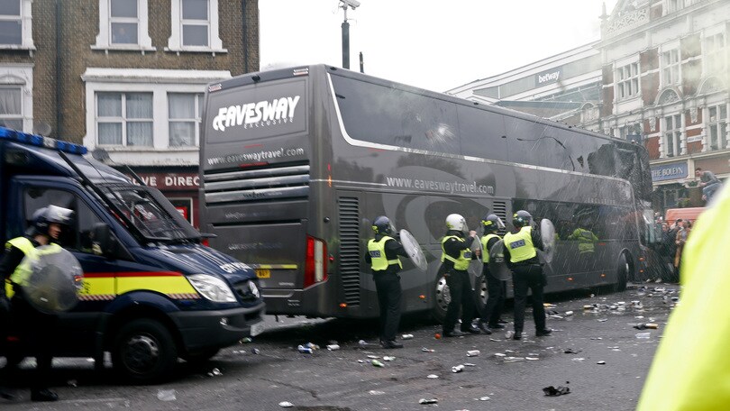 West Ham, tensione ad Upton Park: lancio di oggetti al pullman United