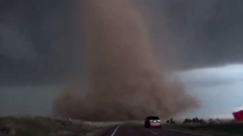 La strada è bloccata dal tornado: video impressionante