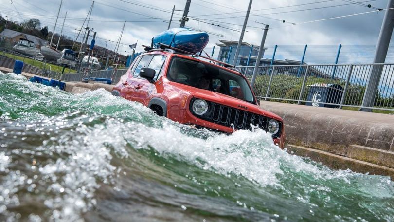Jeep Renegade tra le rapide: foto