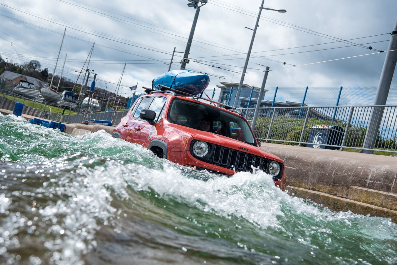 Jeep Renegade, tra le rapide come un kayak