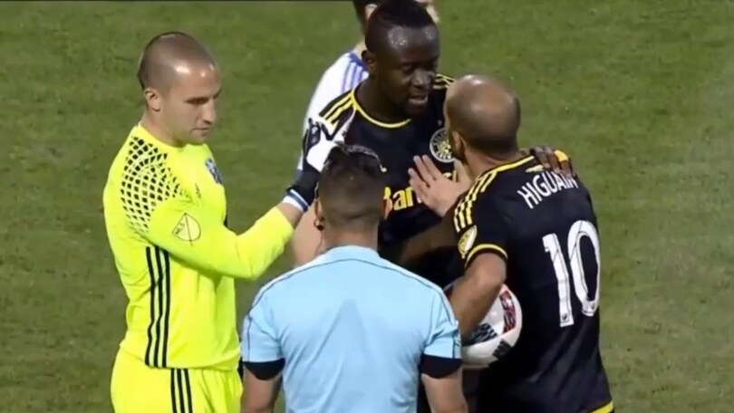 Higuain, il fratello litiga per un rigore. E Drogba si infuria