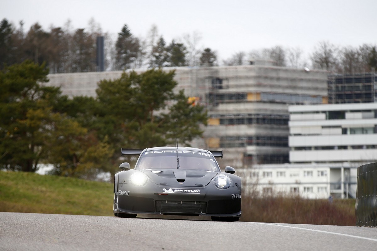 Porsche 911 RSR, primi test in pista per l'auto da corsa del 2017