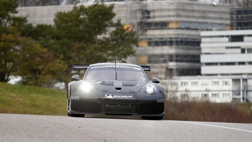 Porsche 911 RSR, primi test in pista per l'auto da corsa del 2017