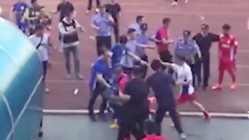 Tutti contro tutti: rissa furibonda in campo in Cina