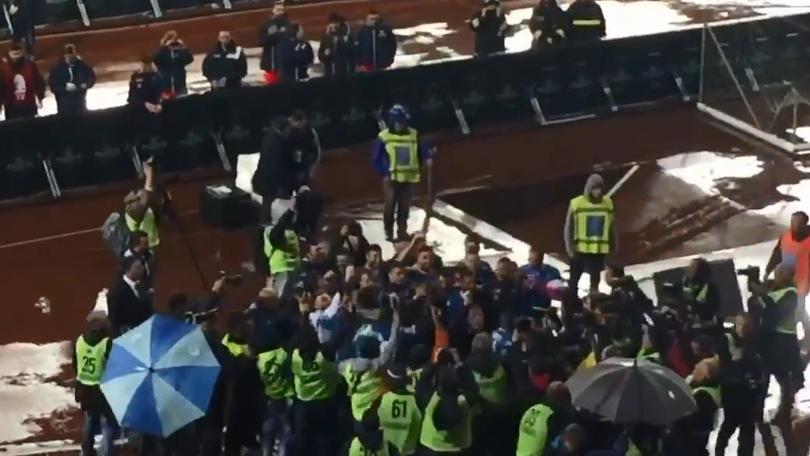Napoli, festa sotto la curva B sulle note di "Un giorno all'improvviso"