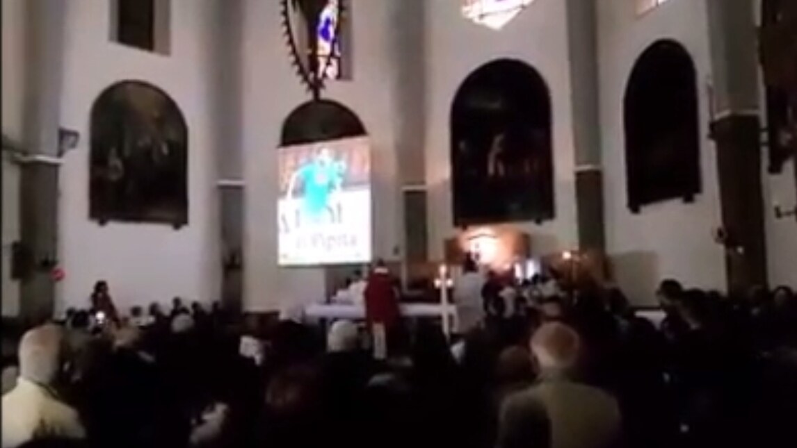 Napoli, la messa è finita: andate in Champions! In chiesa parte il coro per Higuain