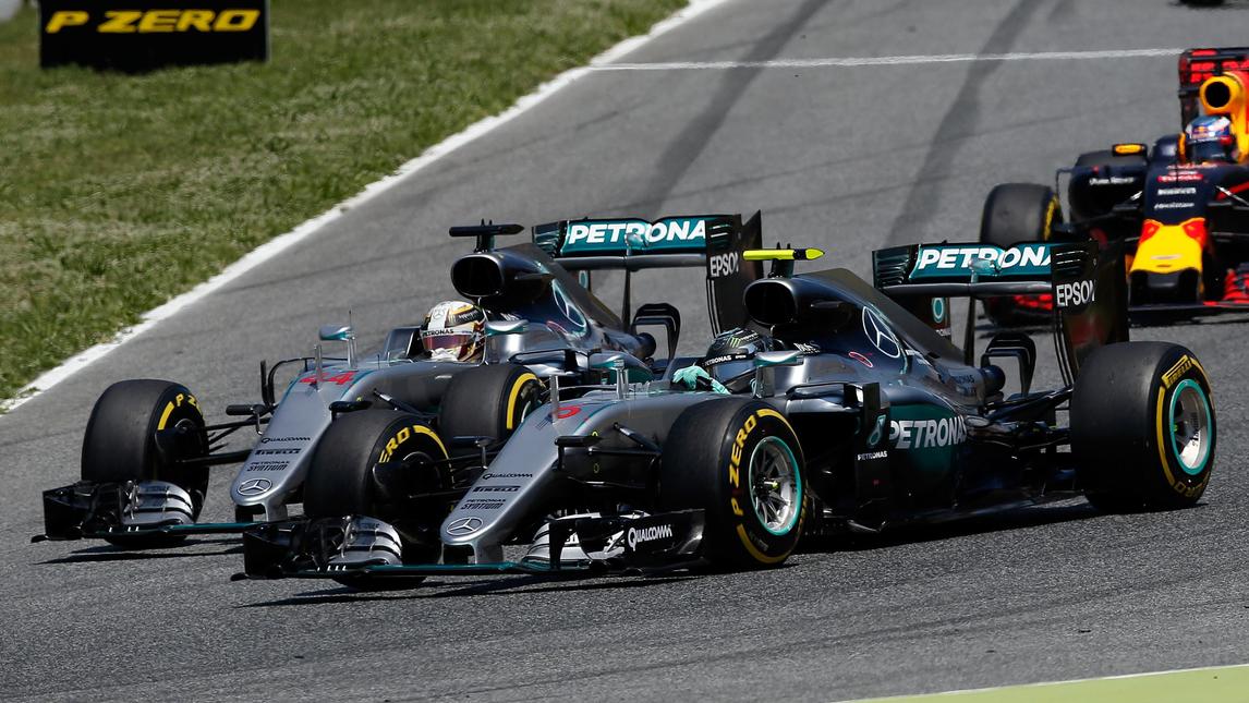 F1, disastro Mercedes in Spagna: fuori dopo un contatto