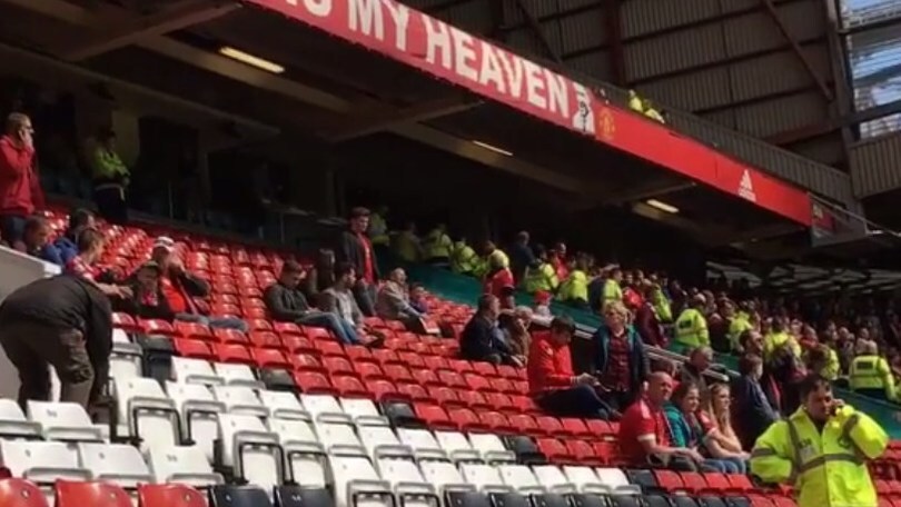 Old Trafford evacuato, i tifosi lasciano lo stadio