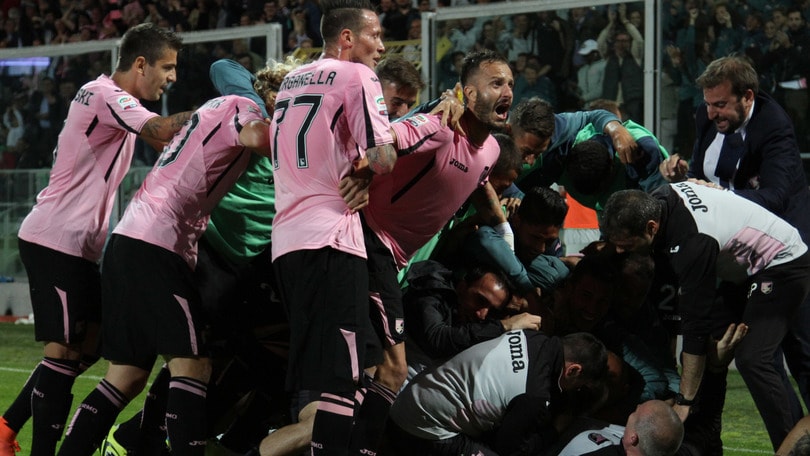 Trajkovski (far left) joins the celebration; photo: LaPresse