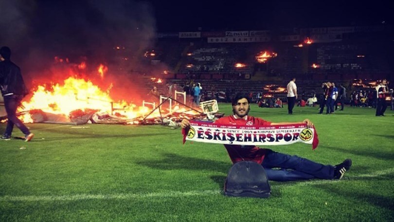 Squadra retrocessa, follia ultras: incendiato lo stadio