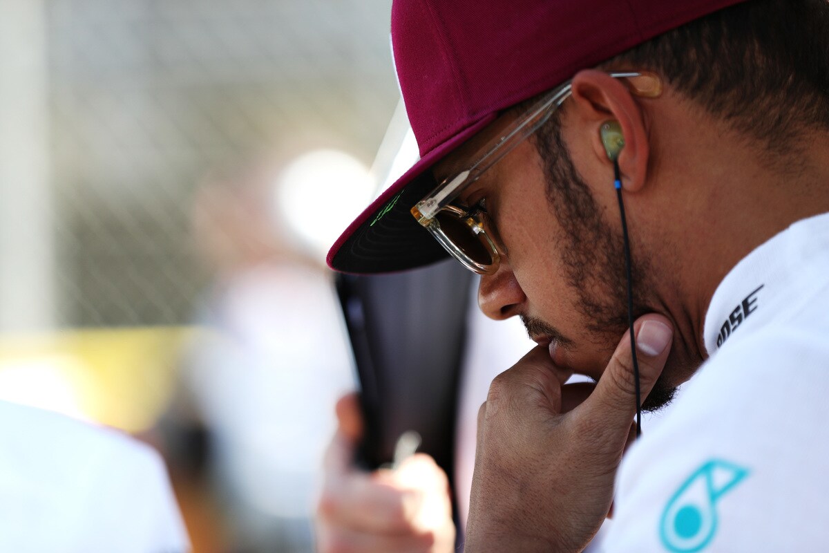 F1 Mercedes, Hamilton: «Mi dispiace per il team. Ci rifaremo»