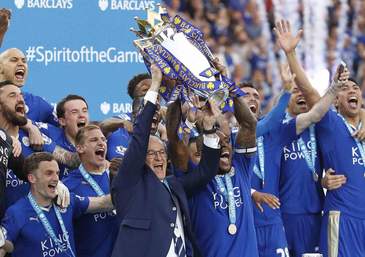 Leicester, oggi sfilata in città con il bus scoperto
