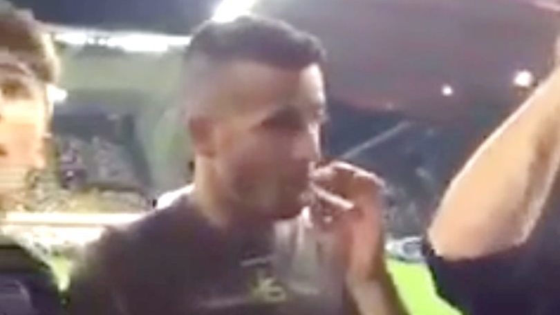 Di Natale, festa in curva: fuma e dimentica il coro