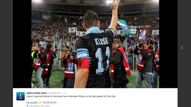 Klose dice addio alla Lazio, l'abbraccio dei compagni: «Grande Campione, un esempio da seguire»