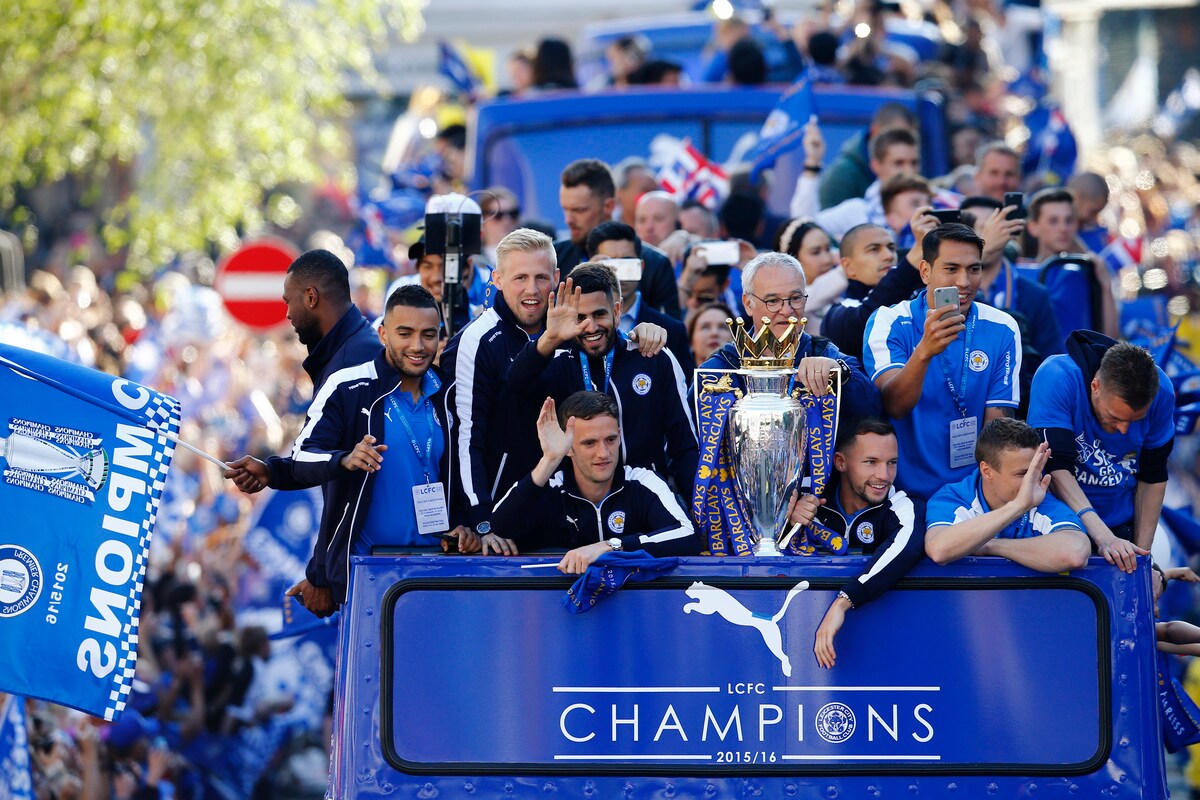 Leicester, bus scoperto e 100 mila tifosi in delirio per la squadra di Ranieri