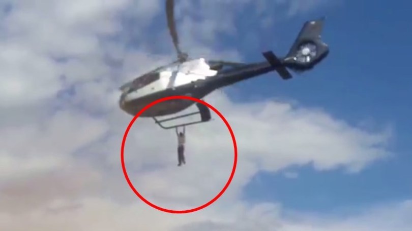 In volo aggrappato all'elicottero: immagini choc
