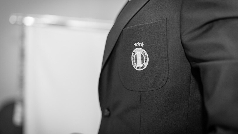 Esemplare firma la divisa ufficiale della Nazionale Cantanti per la Partita del Cuore