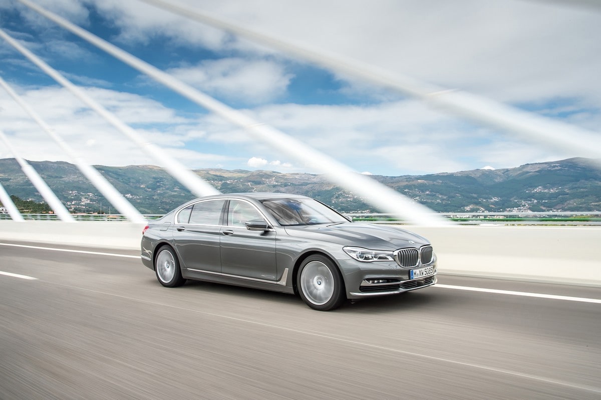 BMW, la Serie 7 con 4 turbo e le nuove M Performance